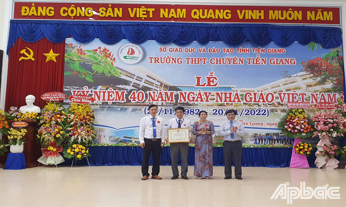 Phó Chủ tịch Thường trực UBND tỉnh Trần Văn Dũng trao Bằng khen Tập thể Loa động xuất sắc cho nhà trường. 