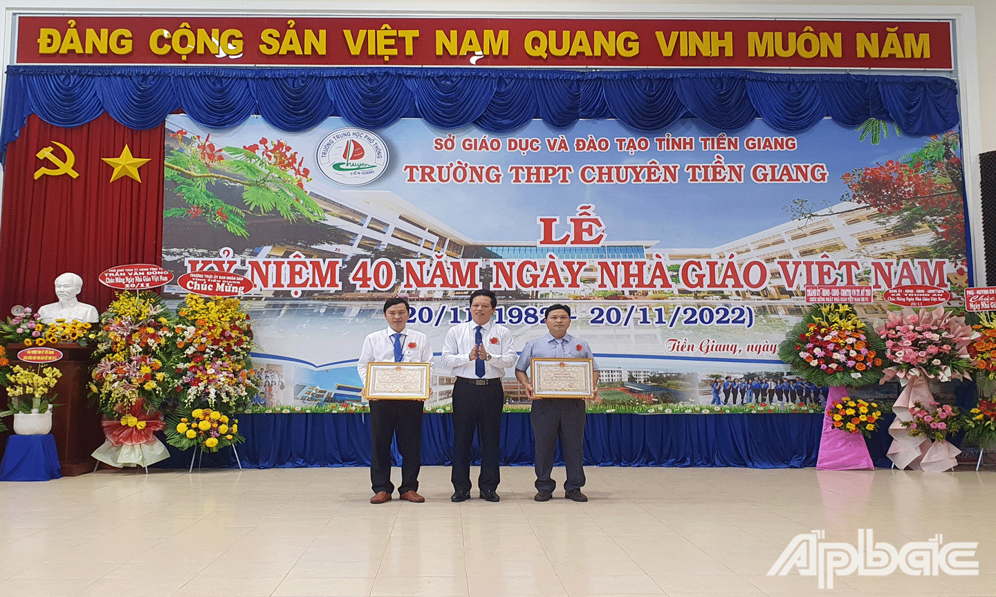 Phó Chủ tịch UBND tỉnh Nguyễn Thành Diệu trao Bằng khe của UBND tỉnh cho các cá nhân có thành tích đóng góp cho sự nghiệp giáo dục. 