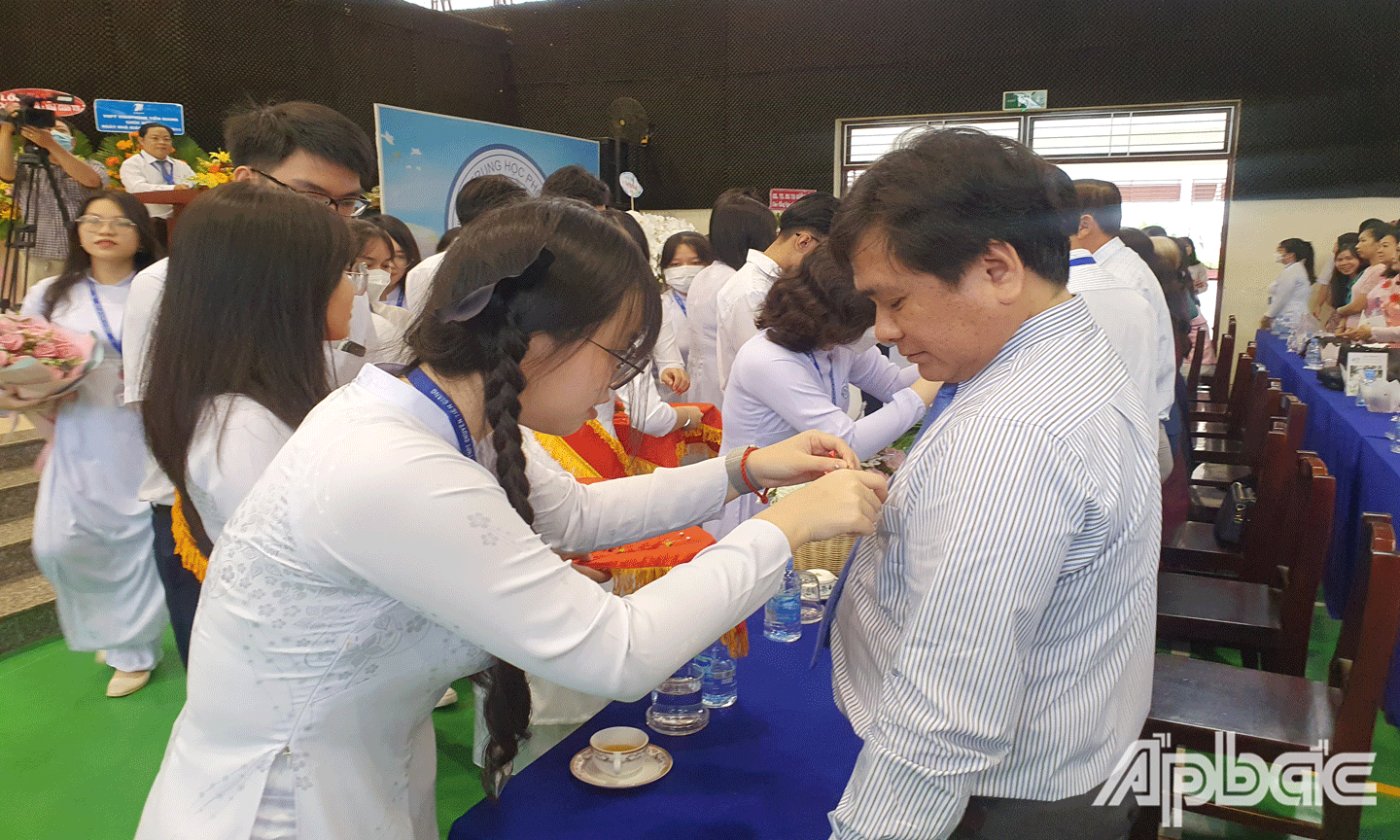 Học sinh nhà trường tặng hoa tri ân. 