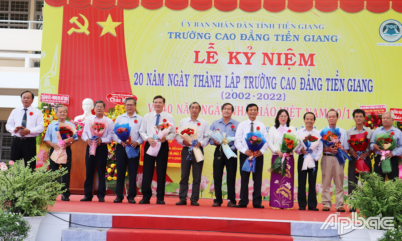Trao tặng hoa cho các thầy cô tiền nhiệm của Trường Cao đẳng Tiền Giang.