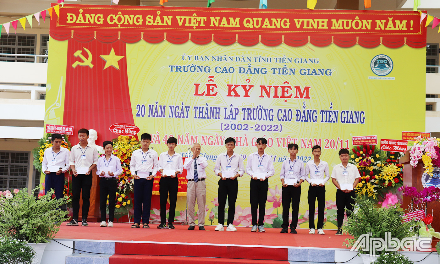 Nhà trường thay mặt doanh nghiệp trao tặng học bổng cho các em học sinh, sinh viên vượt khó học tốt.