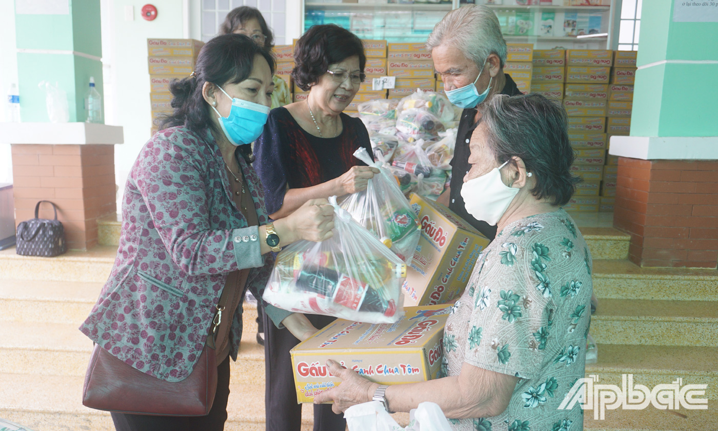 Hội Bảo trợ trao tặng phần quà gồm các nhu yêu phẩm cho người dân có hoàn cảnh khó khăn