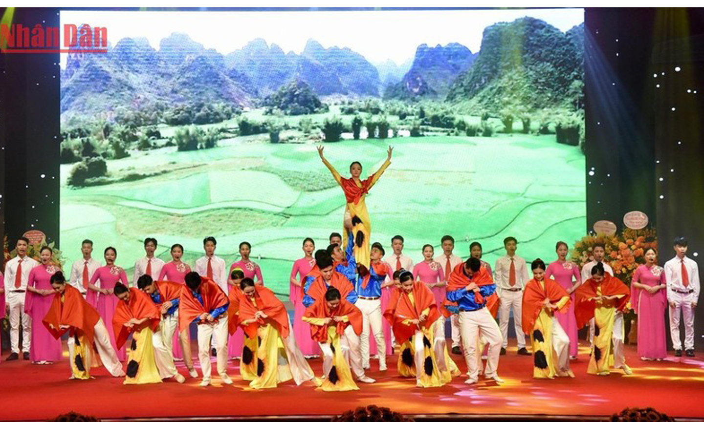 Chương trình nghệ thuật mở đầu cho buổi lễ kỷ niệm.