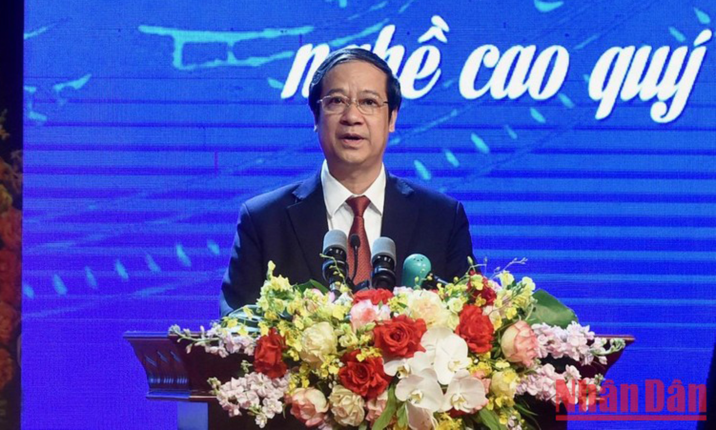 Bộ trưởng Giáo dục và Đào tạo Nguyễn Kim Sơn đọc diễn văn kỷ niệm 40 năm Ngày Nhà giáo Việt Nam.
