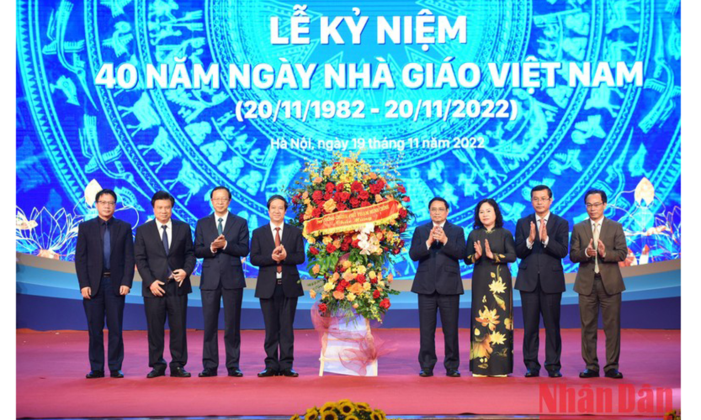 Thủ tướng Phạm Minh Chính tặng hoa cho ngành giáo dục-đào tạo trong lễ kỷ niệm 40 năm Ngày Nhà giáo Việt Nam.