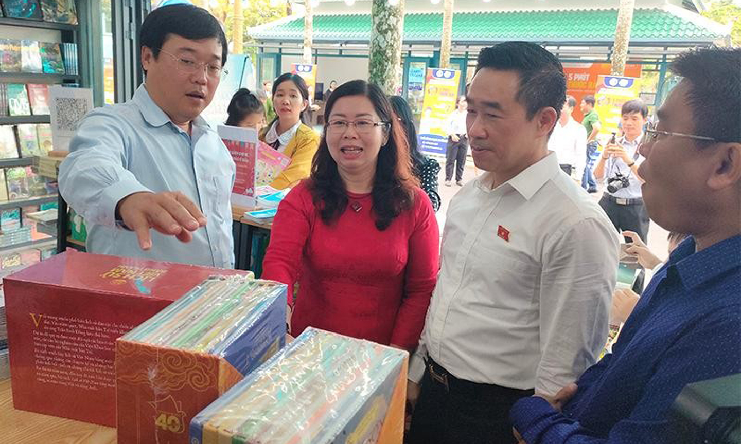 Đại biểu tham quan một gian hàng sách.