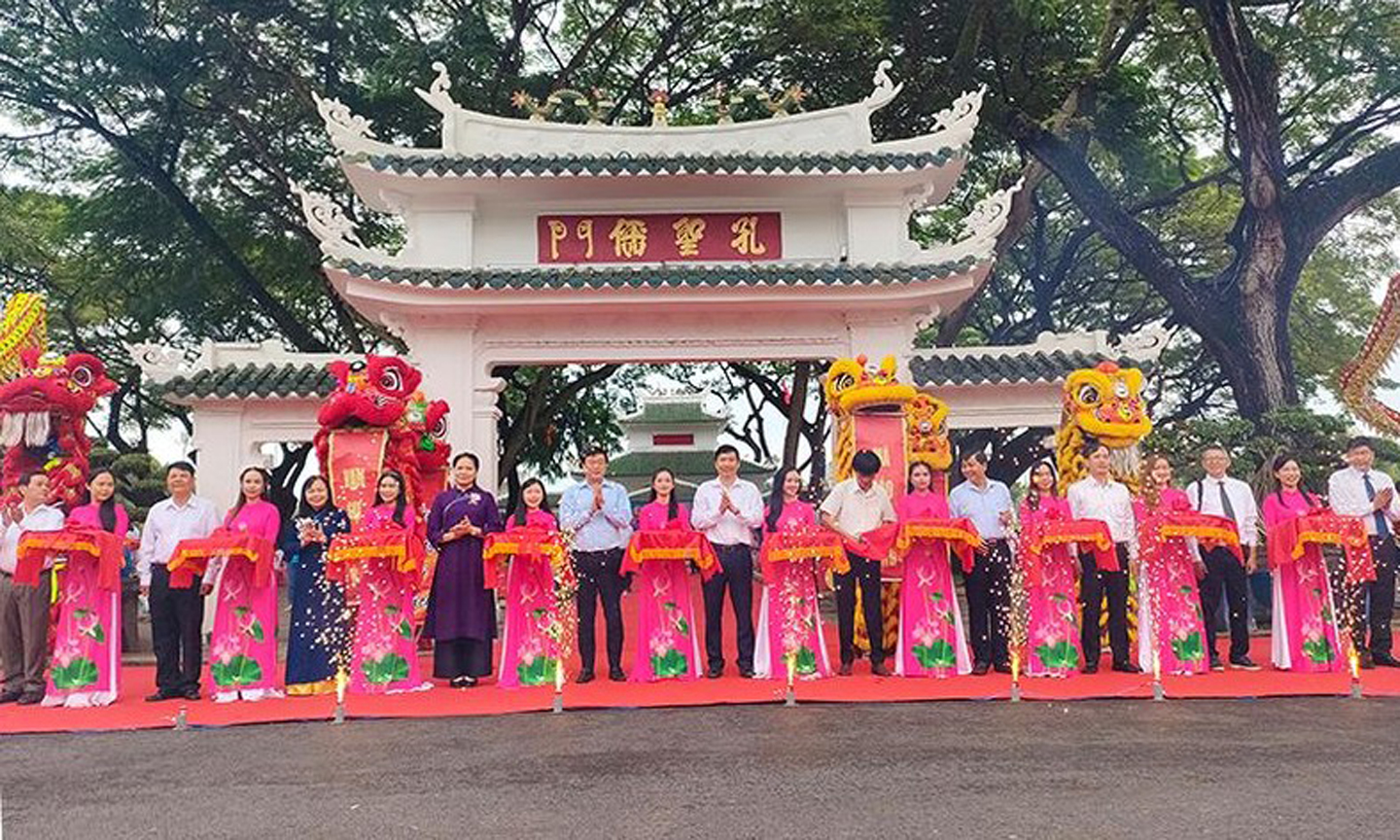 Đại biểu cắt băng khánh thành.