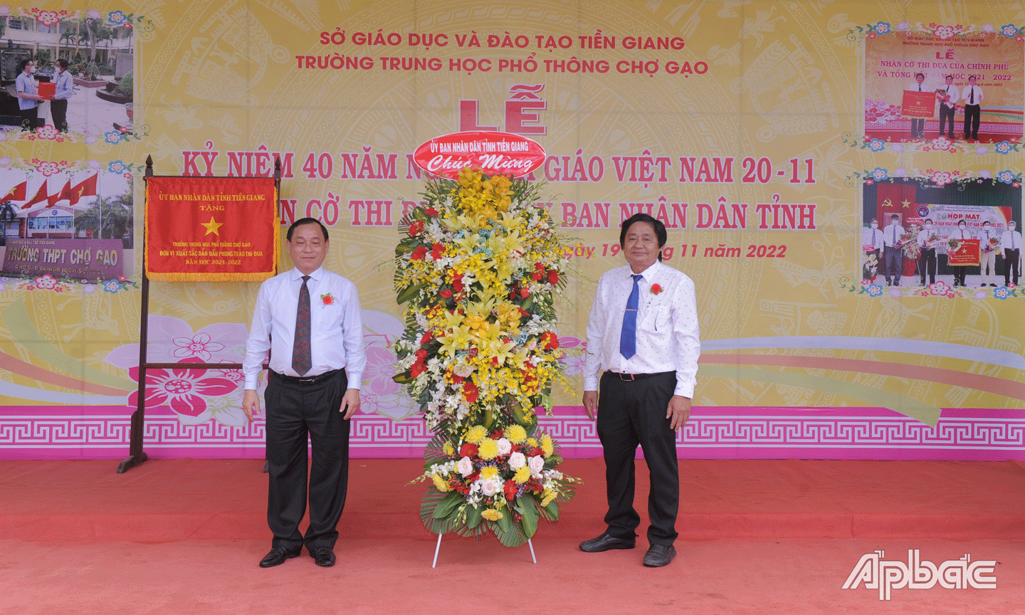 Đồng chí Nguyễn Văn Vĩnh tặng hoa chúc mừng Trường THPT Chợ Gạo nhân kỷ niệm 40 năm Ngày Nhà giáo Việt Nam.