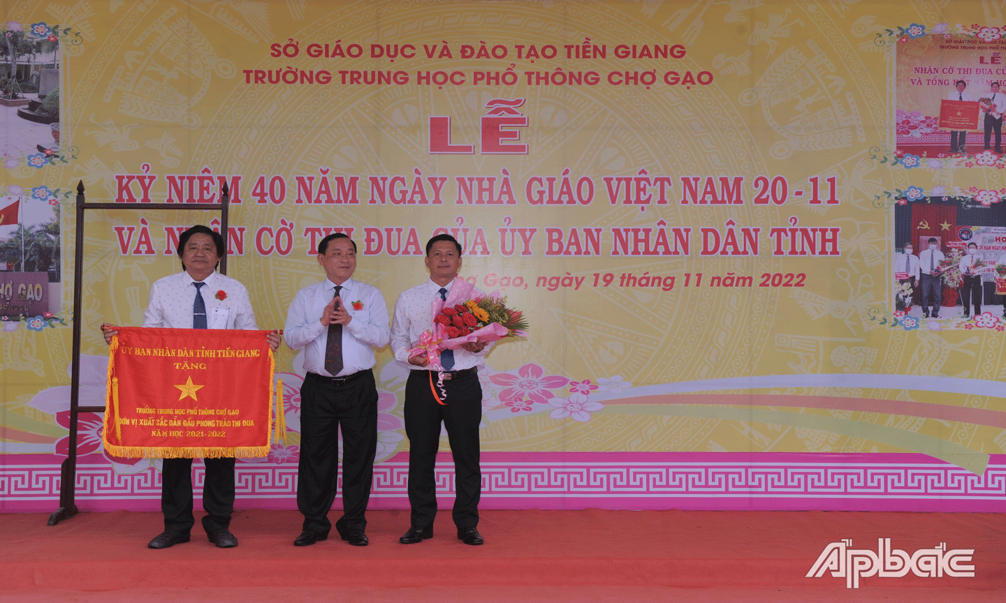 Đồng chí Nguyễn Văn Vĩnh trao Cờ thi đua đơn vị xuất sắc dẫn đầu phong trào thi đua năm học 2021 - 2022 của UBND tỉnh Tiền Giang cho tập thể Trường THPT Chợ Gạo.