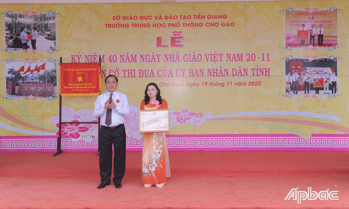 Đồng chí Nguyễn Văn Vĩnh trao Bằng khen của UBND tỉnh Tiền Giang tặng cho cá nhân đạt thành tích trong năm học vừa qua.