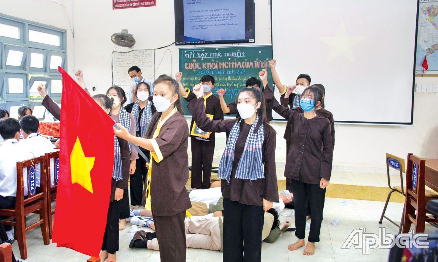 Ứng dụng công nghệ thông tin trong dạy và  học Ngữ Văn, ảnh chụp Trường THPT Chợ Gạo. (Ảnh ĐỖ PHI) 