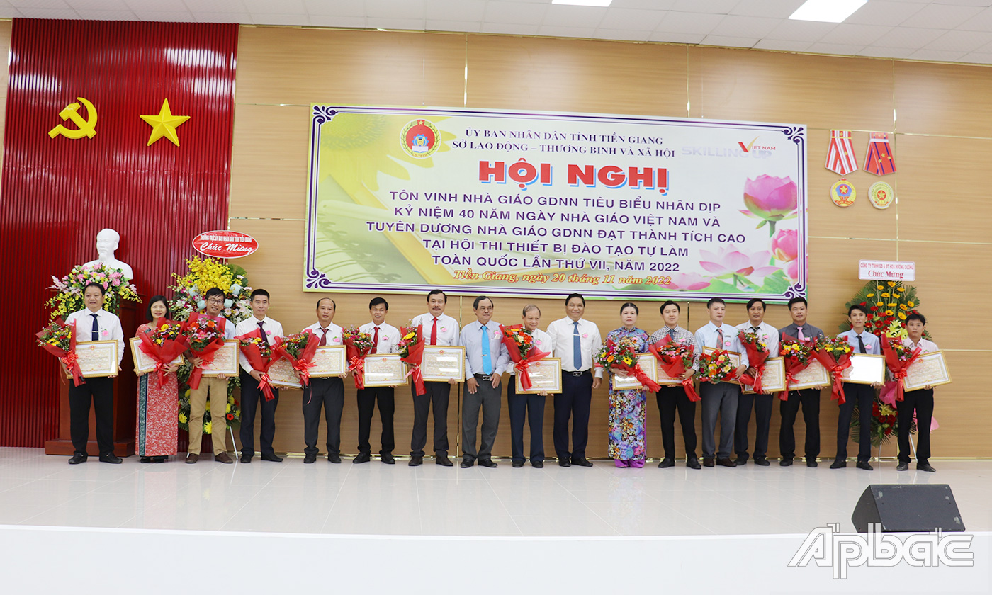 trao tặng Bằng khen tuyên dương, chúc mừng cho tác giả/ nhóm tác giả đạt giải xuất sắc tại Hội thi Thiết bị đào tạo tự làm toàn quốc lần thứ VII, năm 2022. 