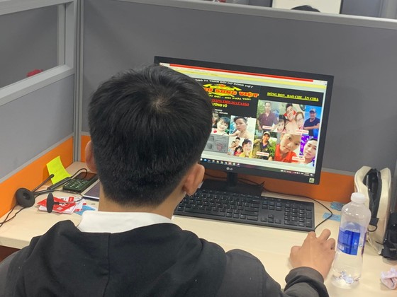 Công an khám xét Công ty Tài chính TNHH MTV Mirae Asset tại cao ốc H3, đường Hoàng Diệu, phường 6, quận 4, TPHCM. Ảnh: CHÍ THẠCH 