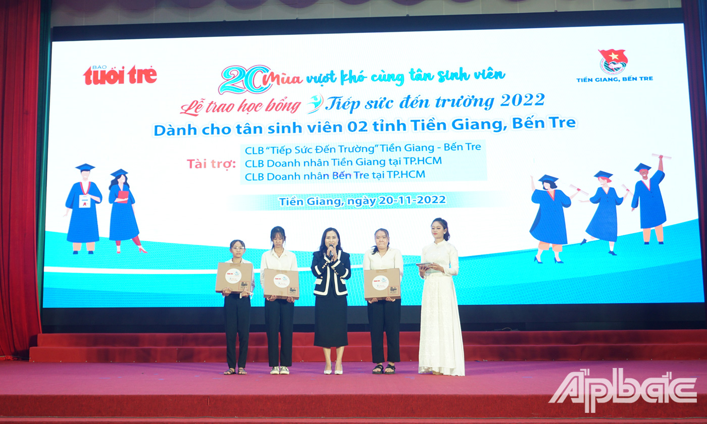 Đại diện CLB Doanh nhân Bến Tre trao qùa tặng cho 3 em tân sinh viên có hoàn cảnh đặc biệt khó khăn 
