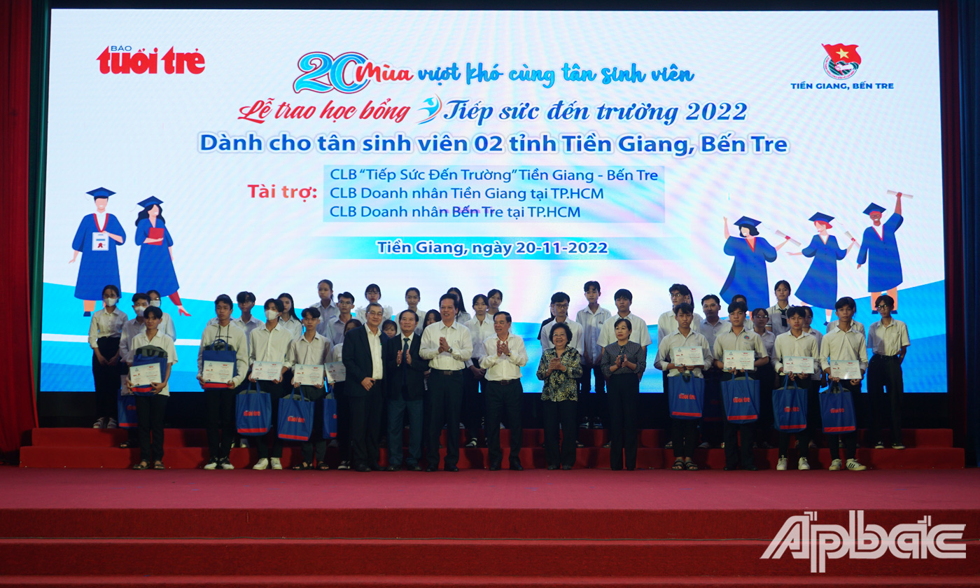 Lãnh đạo chụp hình kỷ niệm với các Tân sinh viên nhận học bổng