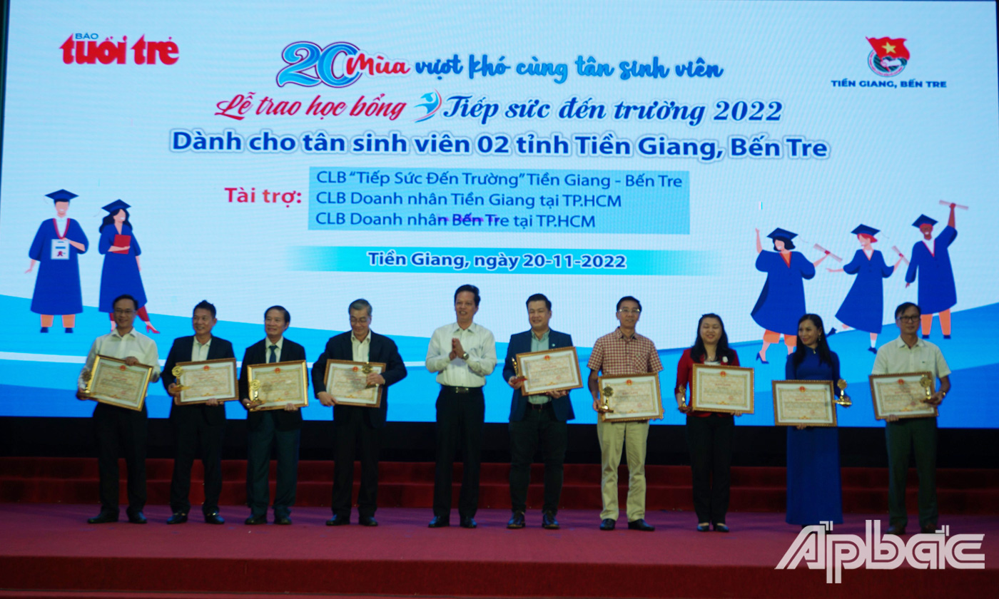 Đồng chí Nguyễn Thành Diệu trao Bằng khen của Chủ tịch Ủy ban nhân dân tỉnh Tiền Giang cho các tập thể và cá nhân có thành tích có nhiều đóng góp tích cực hỗ trợ đoàn viên, học sinh, sinh viên trong Chương trình Tiếp sức đến trường.