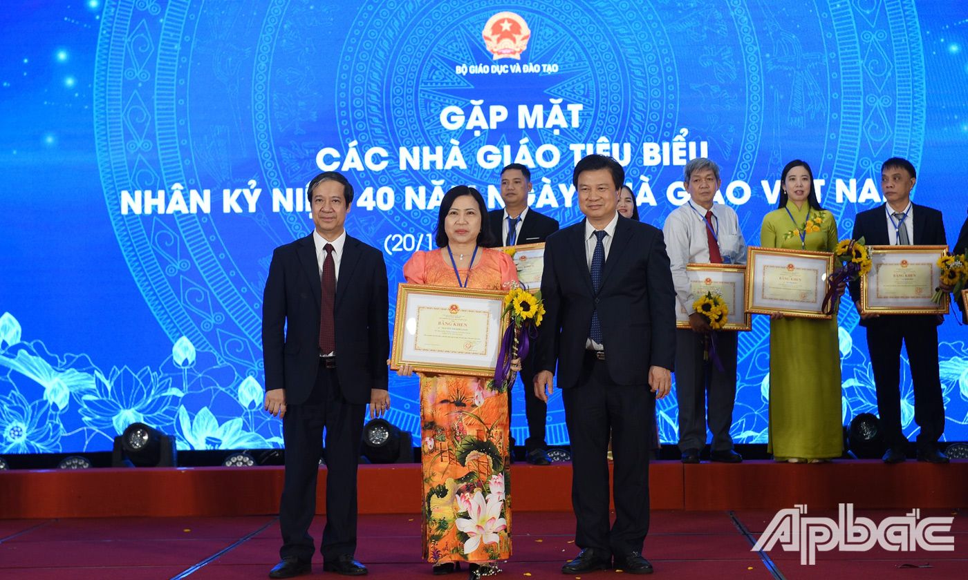 Cô Nguyễn Thị Kim Loan vinh dự được Bộ Giáo dục và Đào tạo tặng Bằng khen Nhà giáo Tiêu biểu giai đoạn 1982-2022 
