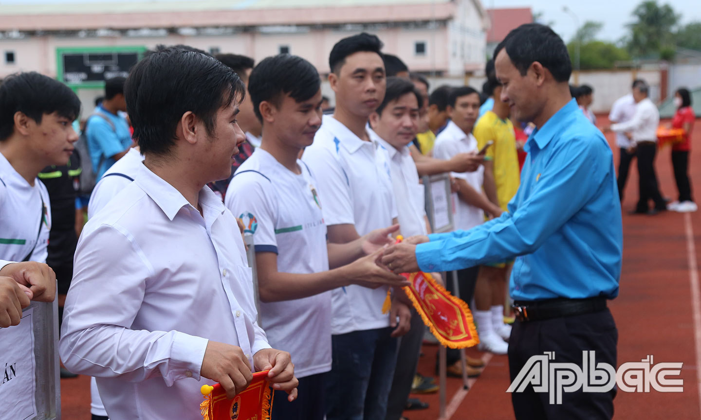 Ban tổ chức trao cờ lưu niệm các đơn vị.