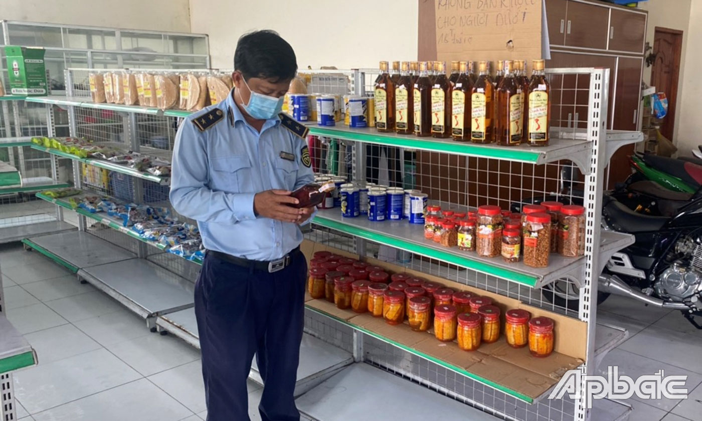 Lực lượng QLTT kiểm tra ATTP tại TP. Mỹ Tho.