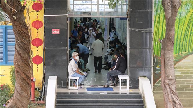 44 học sinh được đưa vào viện cấp cứu tại khoa nhi và khoa tổng hợp thần kinh, Bệnh viện Đa khoa tỉnh Khánh Hòa. Ảnh: Đặng Tuấn/TTXVN.