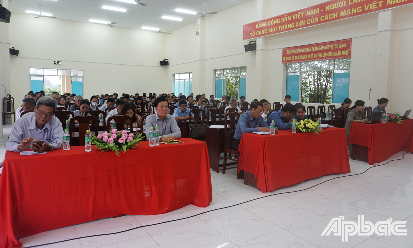 Quang cảnh buổi tiếp xúc cử tri