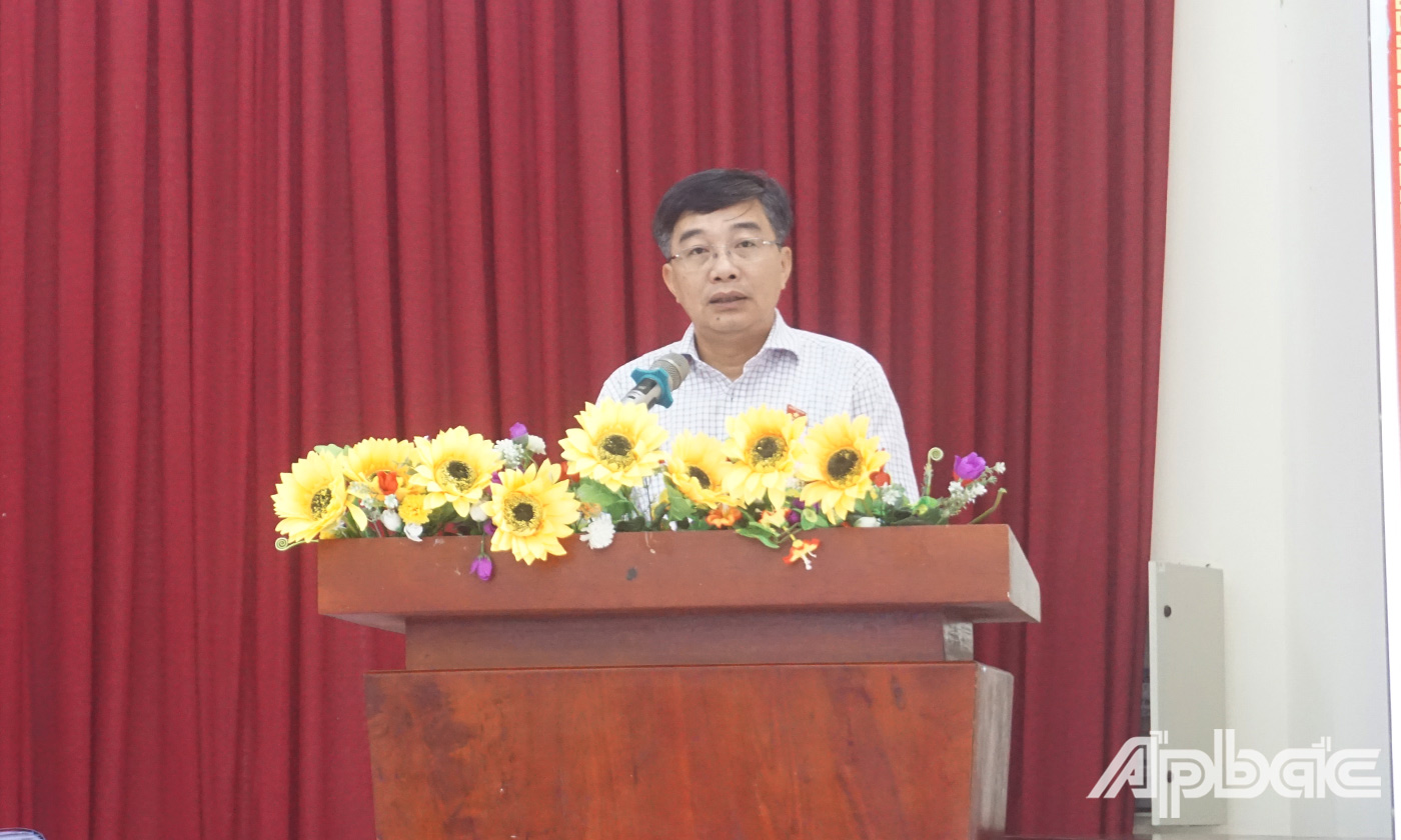 Phó Chủ nhiệm Ủy ban Kinh tế của Quốc hội Nguyễn Minh Sơn trả lời ý kiến cử tri. 