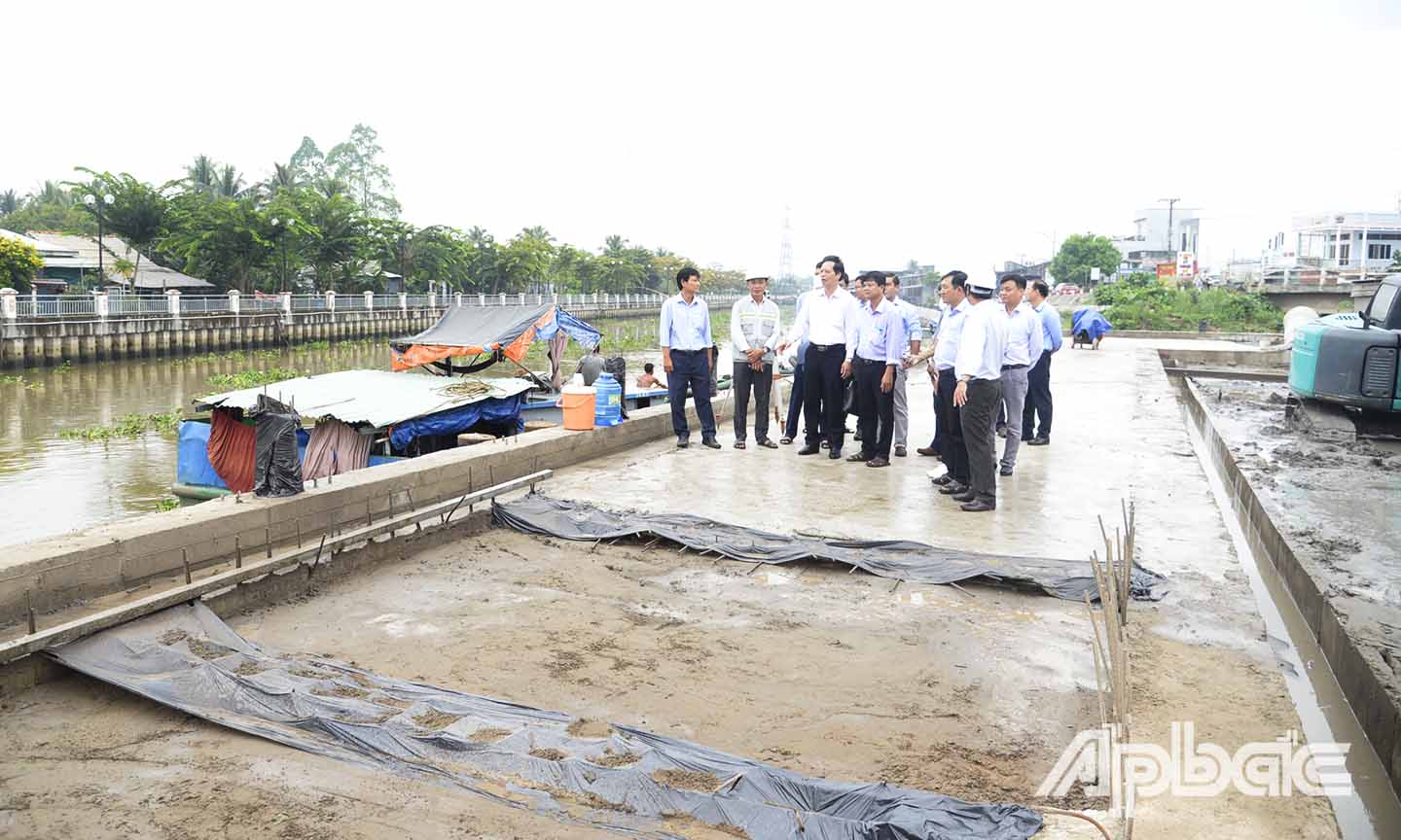 Đồng chí Nguyễn Thành Diệu kiểm tra Dự án bờ kè sông Ba Rài.
