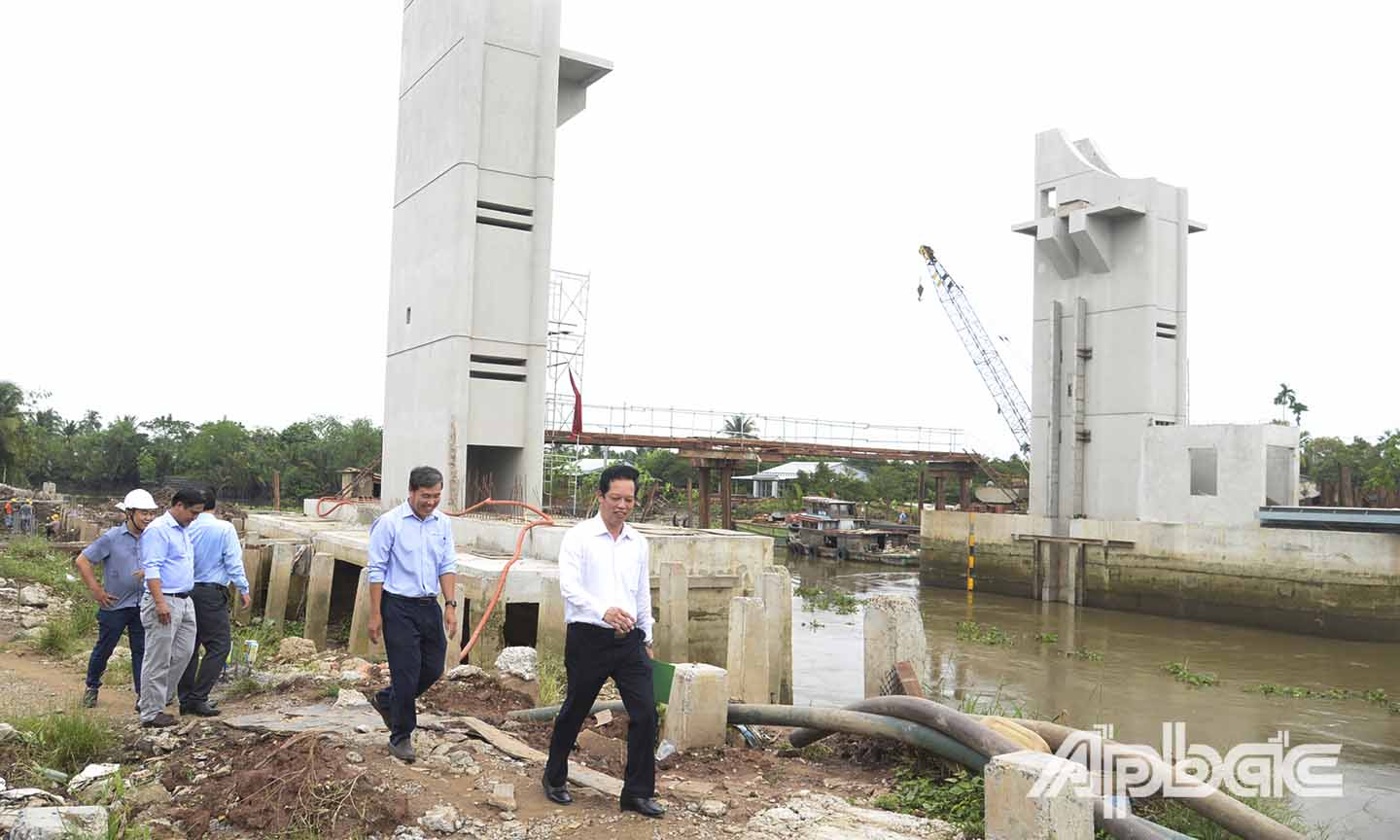 Đồng chí Nguyễn Thành Diệu kiểm tra dự án cống Phú Phong (huyện Châu Thành).