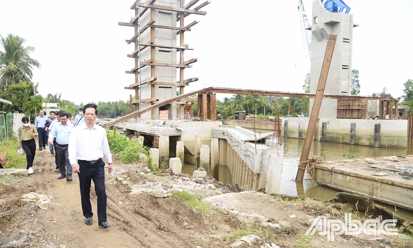 Đồng chí Nguyễn Thành Diệu kiểm tra dự án cống Rạch Gầm (huyện Châu Thành).