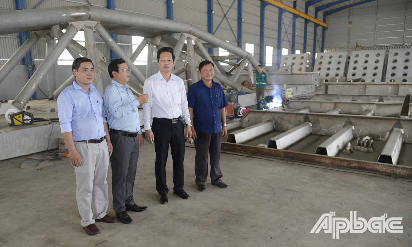 Đồng chí Nguyễn Thành Diệu kiểm tra thi công các cấu kiện nắp các cống.