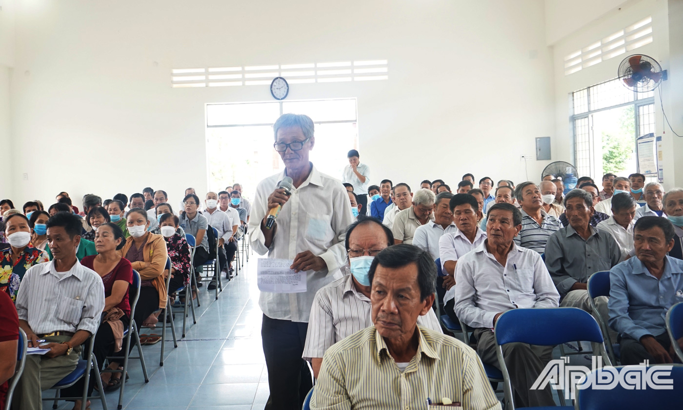 Cử tri phát biểu ý kiến tại buổi tiếp xúc. 