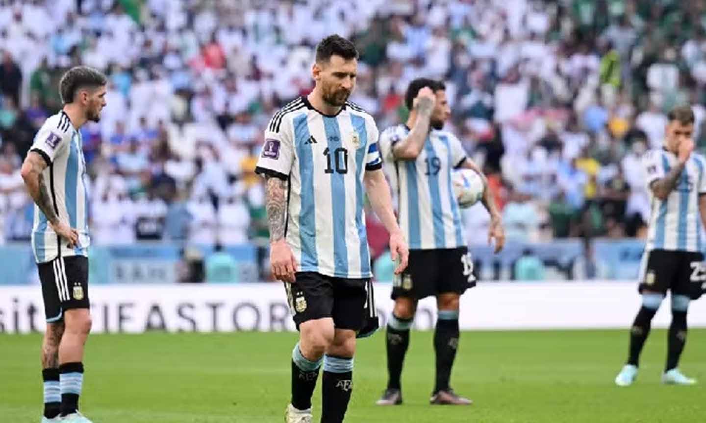 Messi (số 10) và các đồng đội đã bị nhấn chìm bởi cơn địa chấn đầu tiên ở World Cup 2022. Ảnh: Vietnamnet.vn