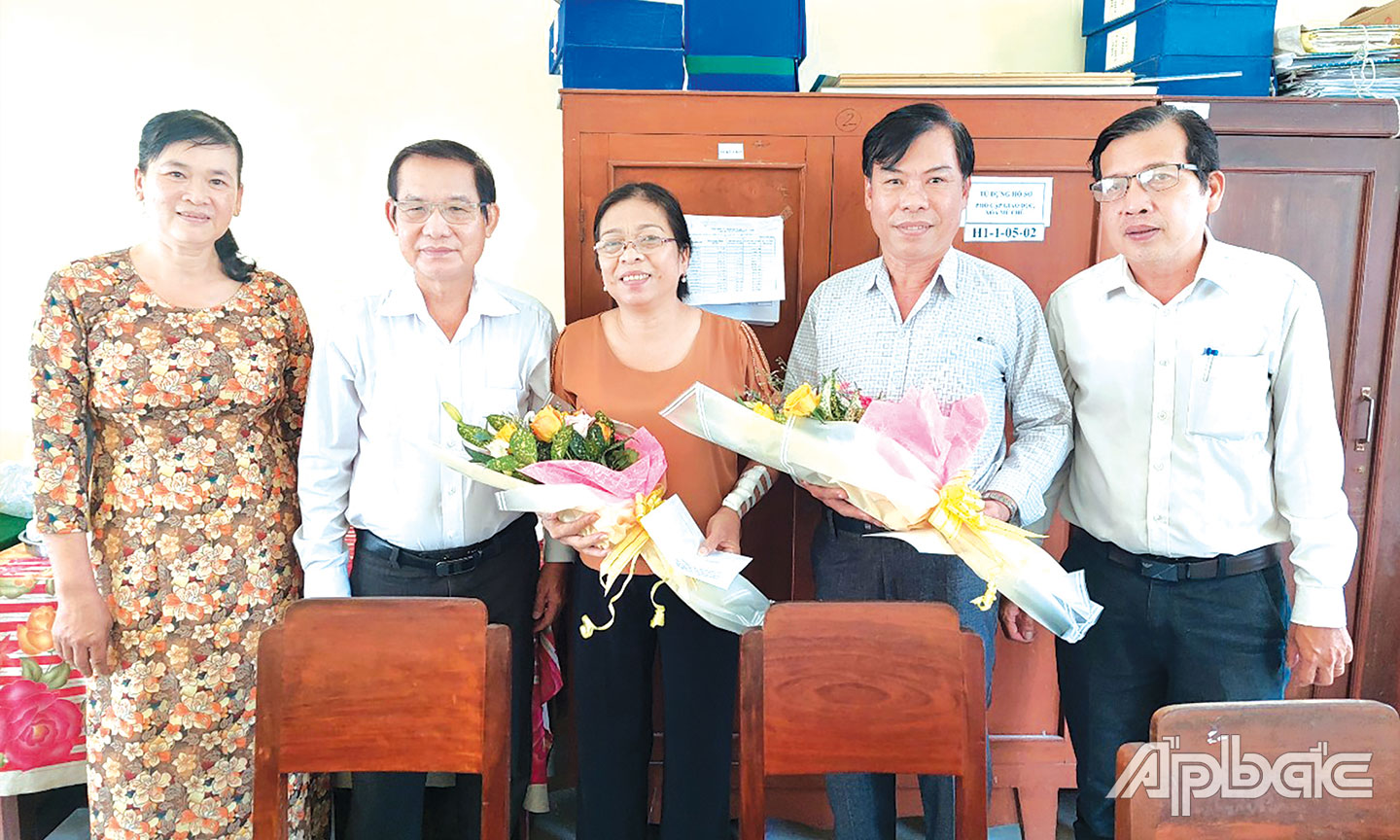 Lãnh đạo Phòng GD-ĐT huyện Châu Thành thăm giáo viên có hoàn cảnh khó khăn. 