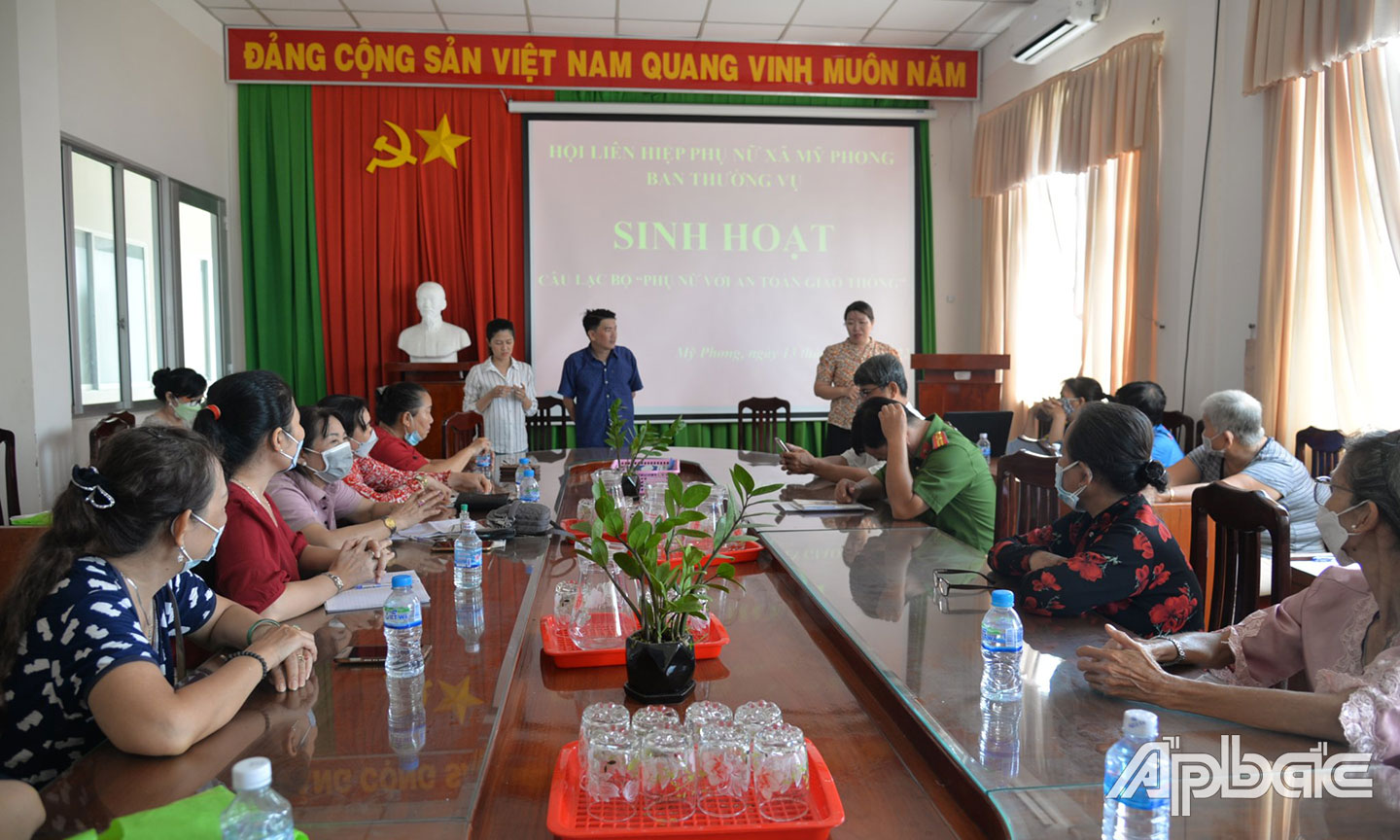 Buổi sinh hoạt CLB “Phụ nữ với ATGT” của xã Mỹ Phong, TP. Mỹ Tho.