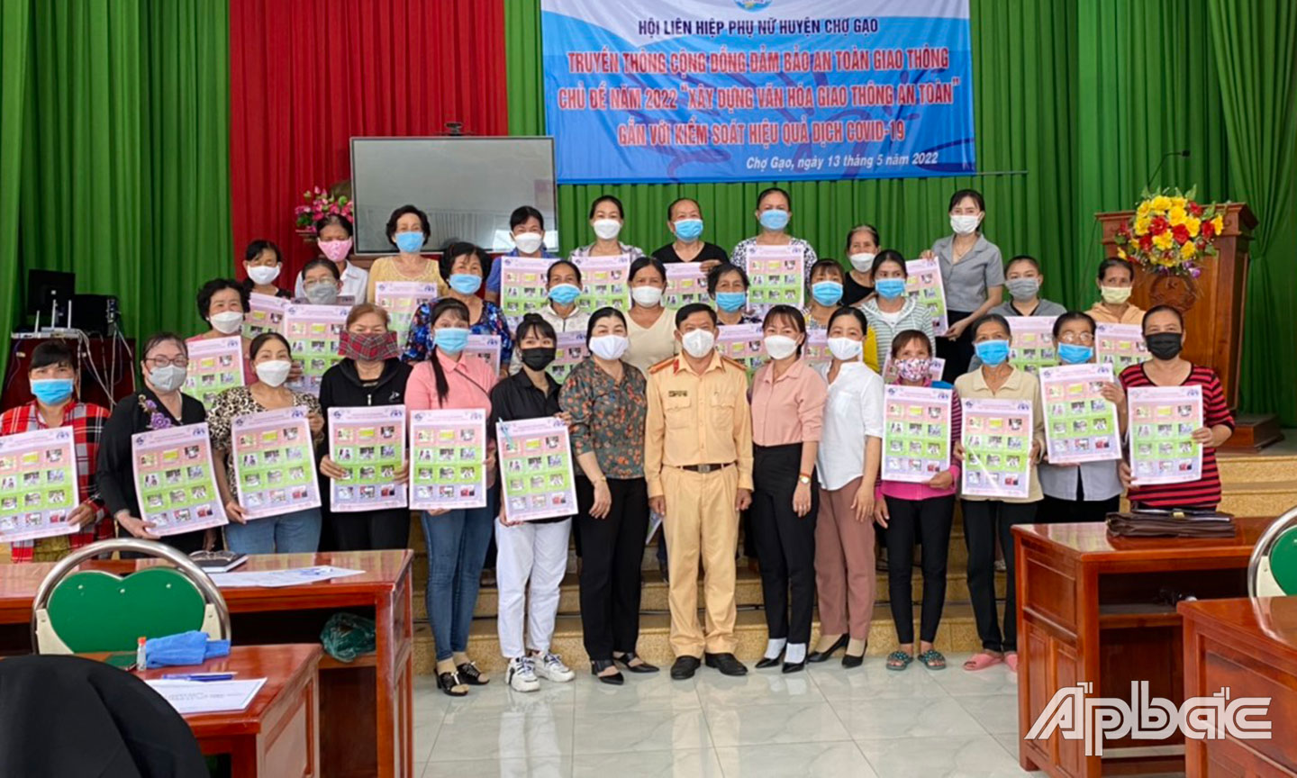 Các cấp Hội LHPN trong tỉnh đẩy mạnh tuyên truyền về ATGT.