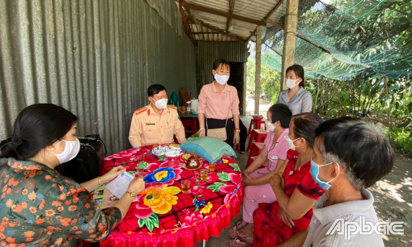 Hội LHPN phối hợp Ban ATGT tỉnh thăm, tặng quà các gia đình có người thân bị TNGT.