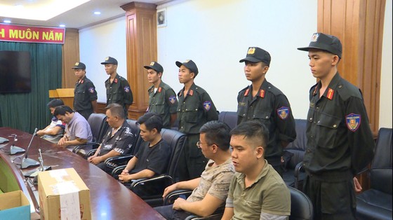 Nhóm đối tượng bị bắt giữ. Ảnh: CHÍ THẠCH 