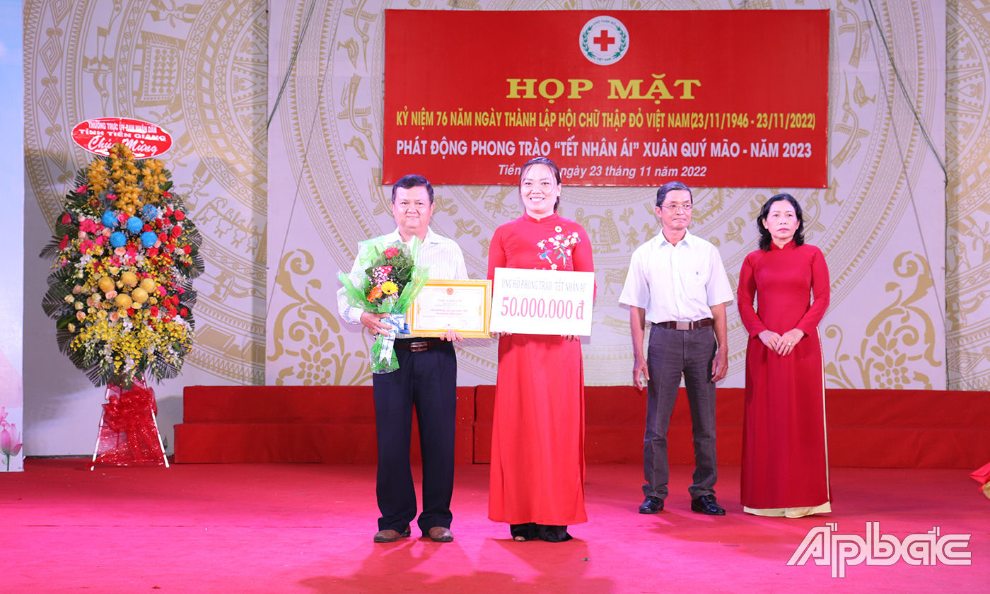 Các doanh nghiệp, nhà hảo tâm trao tặng bảng tượng trưng ủng hộ các hoạt động nhân đạo cho đại diện Hội Chữ thâp đỏ tỉnh Tiền Giang.
