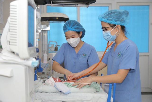 Chăm sóc, điều trị bệnh nhi sơ sinh sốt xuất huyết tại BVĐK Đức Giang.