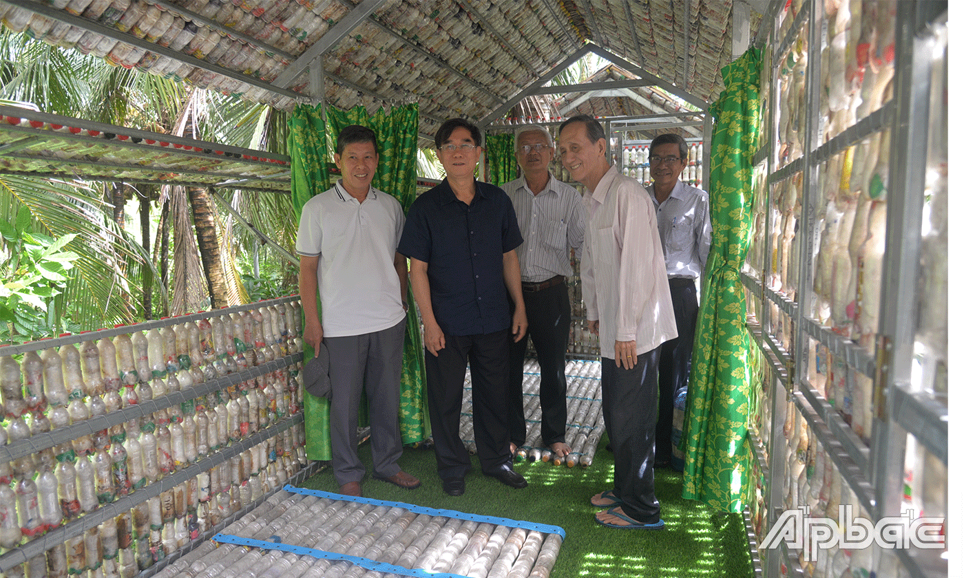 Đoàn tham quan tại Khu du lịch ve chai thần kỳ.