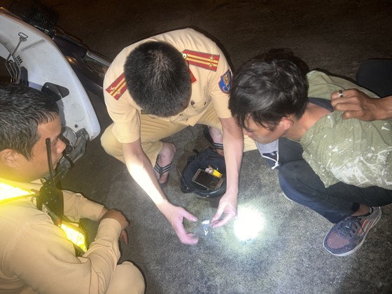 Trong một tuần cao điểm, lực lượng cảnh sát giao thông phát hiện hơn 90 vụ vi phạm pháp luật, tạm giữ hơn 100 đối tượng. Trong ảnh, lực lượng cảnh sát giao thông Công an tỉnh Hải Dương bắt được người đàn ông đang đi mua heroin về sử dụng, ngày 17-11.