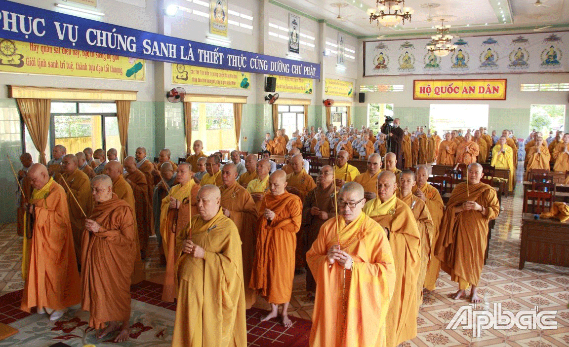 Đông đảo chức sắc Phật giáo và tăng ni dâng hương tưởng niệm Phật hoàng Trần Nhân Tông.