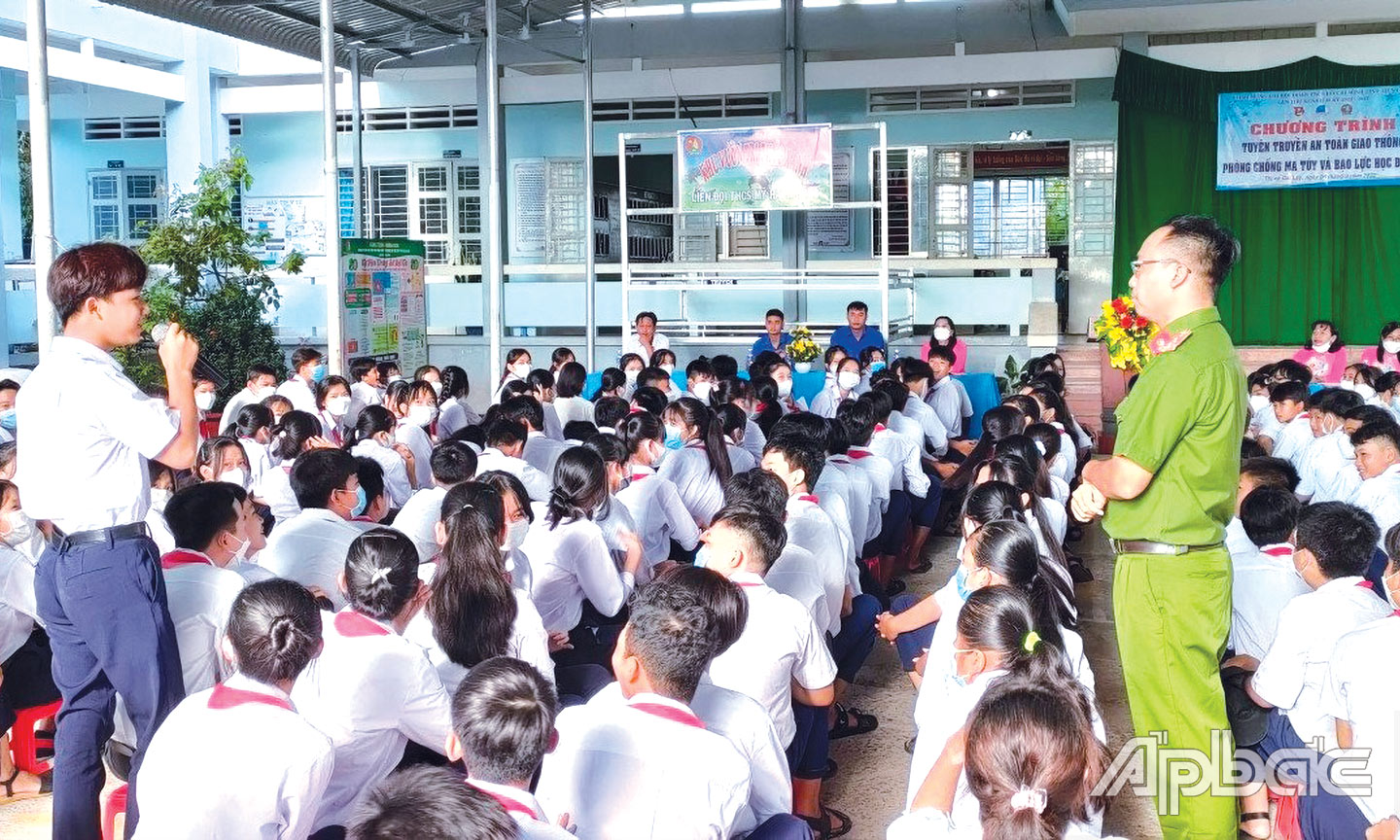 Tuyên truyền, phổ biến giáo dục pháp luật về an toàn giao thông cho học sinh.
