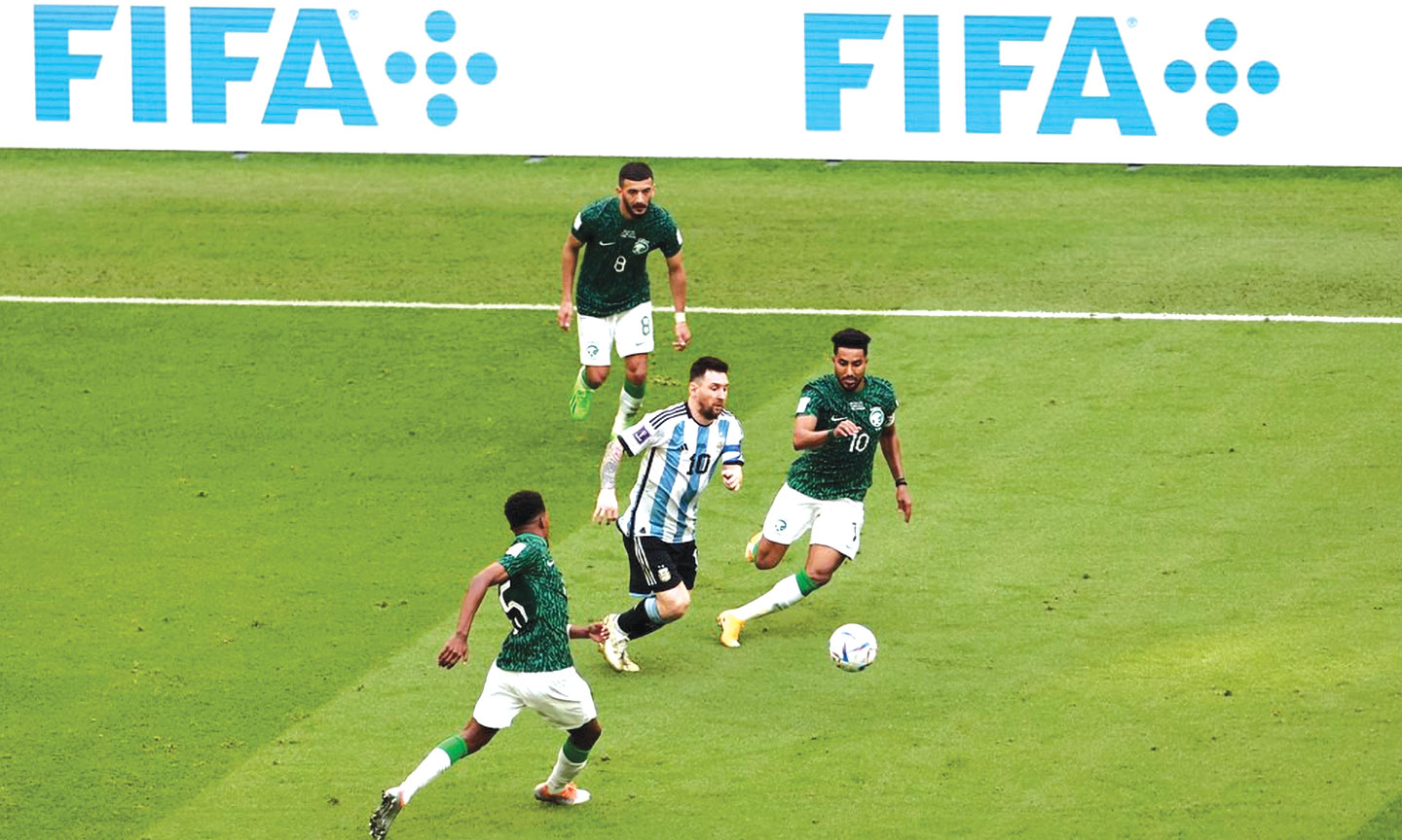 Cường độ thi đấu cao của kỳ World Cup tổ chức  vào mùa Đông  đã gián tiếp rút ngắn khoảng cách giữa các đội  (trong ảnh: Messi đã bị các cầu thủ Saudi Arabia với thể lực dồi dào  kèm chặt trong suốt  90 phút).                                Ảnh: Vietnamnet.vn