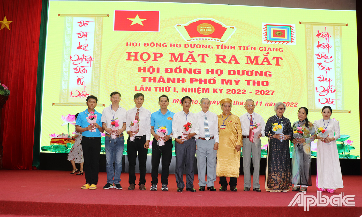 Hội đồng Họ Dương Thành phố Mỹ Tho nhiệm kỳ 2022 - 2027 được thành lập, ra mắt tại Đại hội.