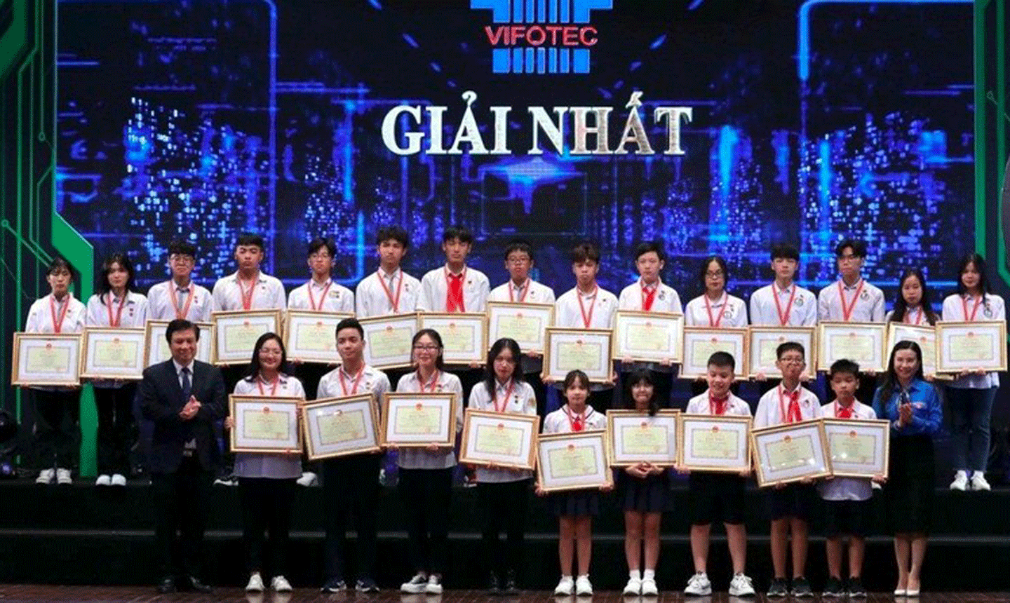 Các tác giả nhận giải Nhất tại buổi lễ.