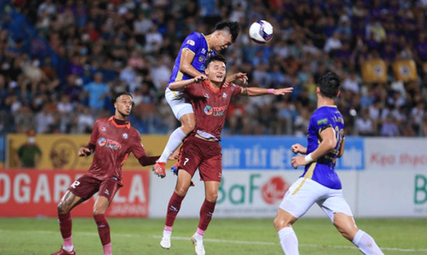Trận chung kết Cúp quốc gia sân 11 người giữa Hà Nội FC và Topenland Bình Định (17g, ngày 27-11) diễn ra song song trận Nhật Bản - Costa Rica ở vòng bảng World Cup 2022. ẢNH: MINH HOÀNG