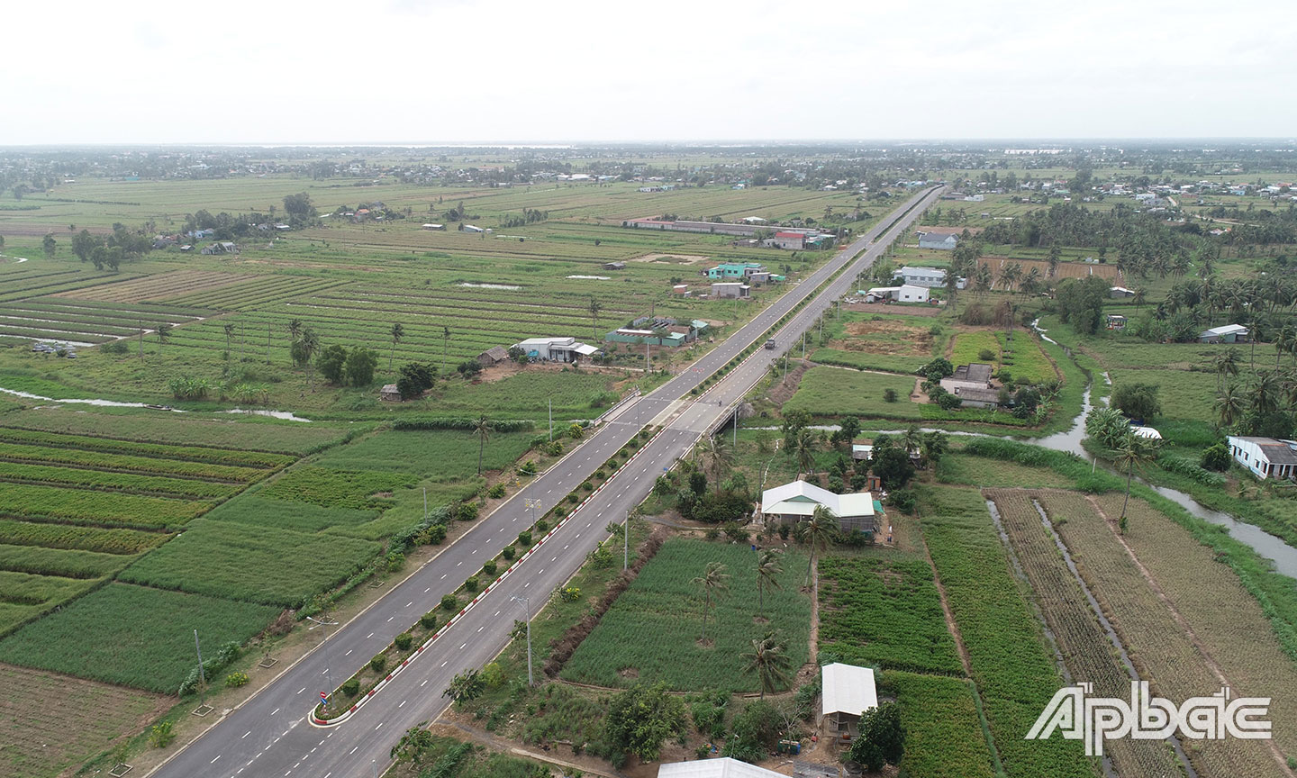 Đường vào Trung tâm hành chính huyện Tân Phú Đông được đầu tư mở rộng.