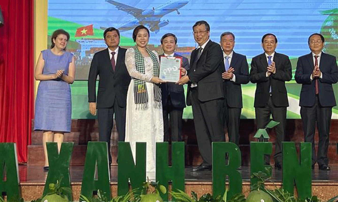 Trao Giấy chứng nhận kiểm dịch thực vật cho Công ty cổ phần Tập đoàn Xuất nhập khẩu trái cây Chánh Thu, huyện Chợ Lách, tỉnh Bến Tre.