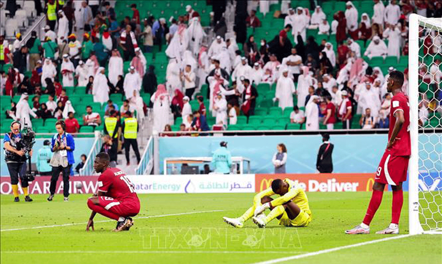 Nỗi buồn của các cầu thủ Qatar sau khi để thua 1-3 trước Senegal, ngày 25/11/2022. Ảnh: THX/TTXVN